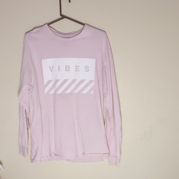 Light pink long sleeve top w/ "vibes" on the front - Picture 1 of 4